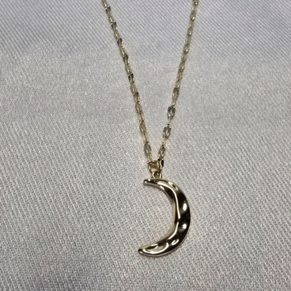 Elegant Gold Crescent Moon Necklace - Picture 7 of 9